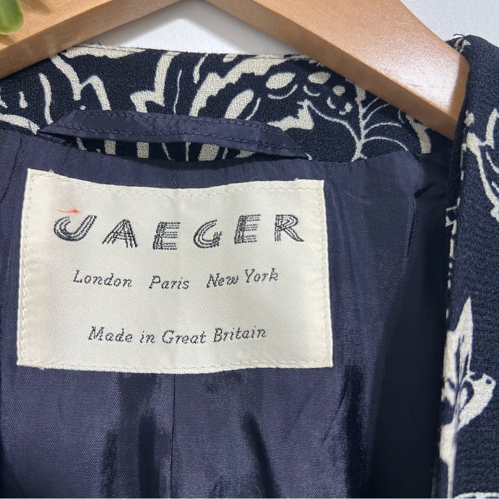 Vintage Jaeger 100% Pure Wool Cropped Navy & Cream Floral Blazer Jacket - Picture 4 of 11